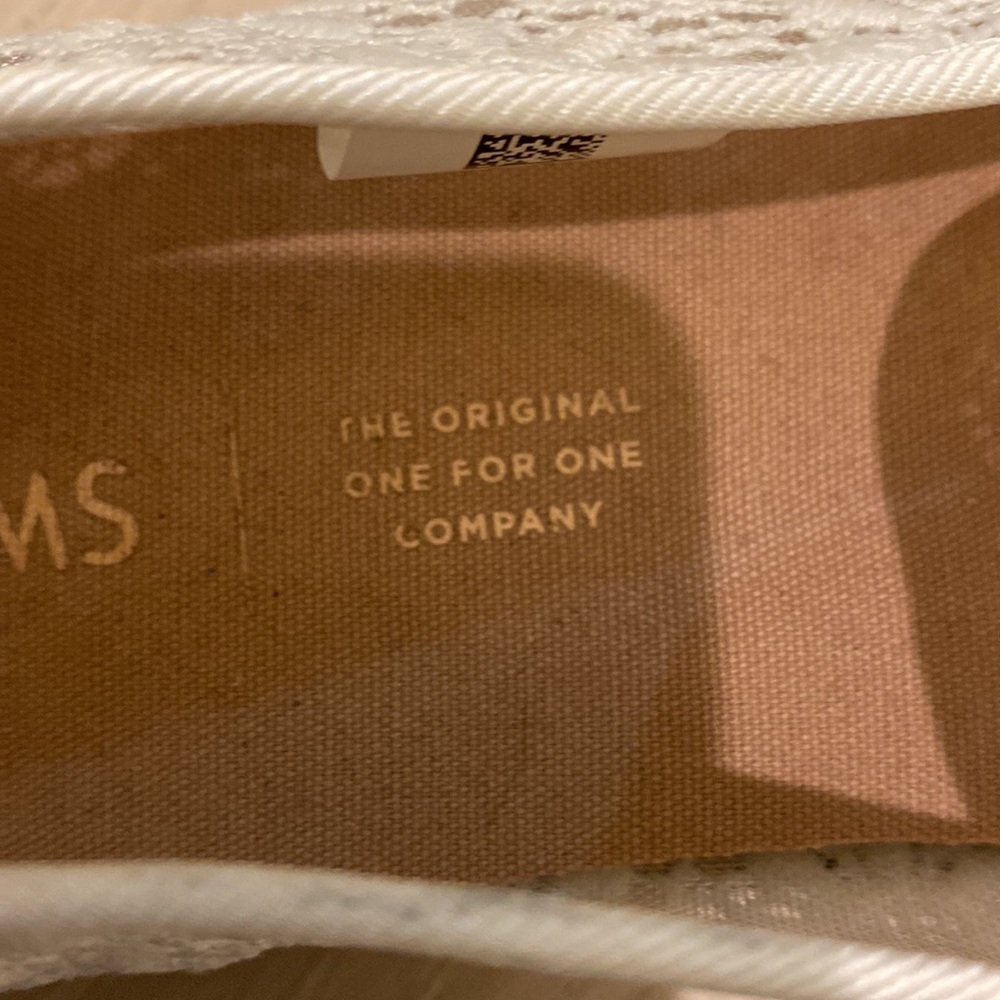 Toms - Picture 2 of 5